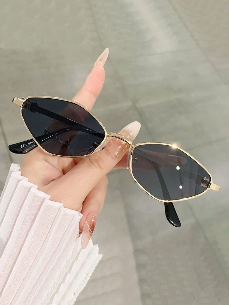 Trend Aura Luxe Gold Geometric Sunglasses – Premium UV400 Eyewear